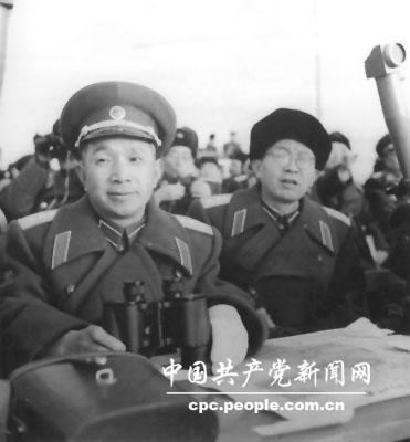 1955年11月，黄克诚（右）同粟裕（左）等在旅大观看抗登陆军事演习