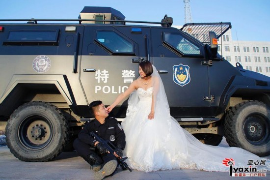 装甲车婚纱照 新疆一对警察情侣的时尚演绎