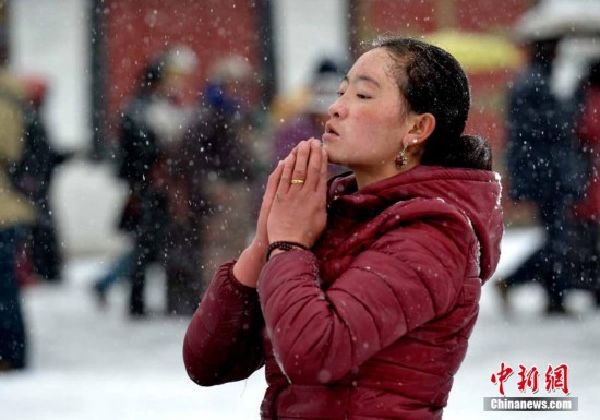 圣城拉萨喜迎瑞雪 民众顶雪祈福(图)