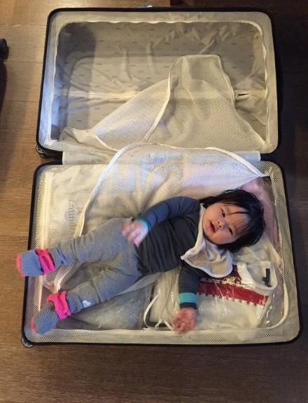 阿雅晒女儿萌照躺在行李箱 网友：行李好Q哦
