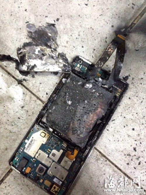 福州:大学生自己换屏 小米手机突然爆炸(图)