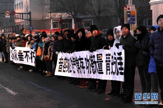 送别哈尔滨火灾中殉职消防战士[组图]