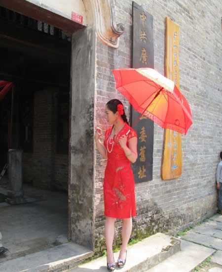 芙蓉姐姐穿高叉旗袍身材纤瘦 做伴娘称恨嫁