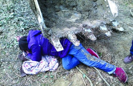 开发商当警察面开挖掘机轧人 叫嚣 政府埋单