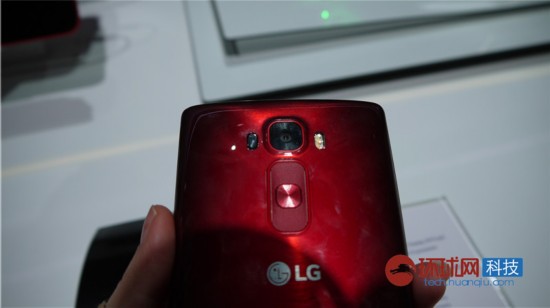 LG G Flex 2亮相:曲面手机+划痕自动修复