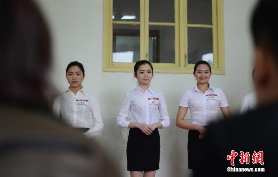 航空公司来湘招空姐近两百美女初试角逐