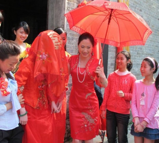 芙蓉姐姐身穿红衣当“媒婆” 称：快点把我娶回家