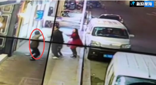 福建男子持刀砍人致9人伤 路人四处逃生监控记