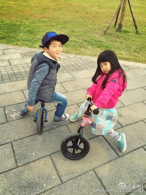 曹格家Joe嘟嘴亲吻Grace 姐姐一脸娇羞超有爱