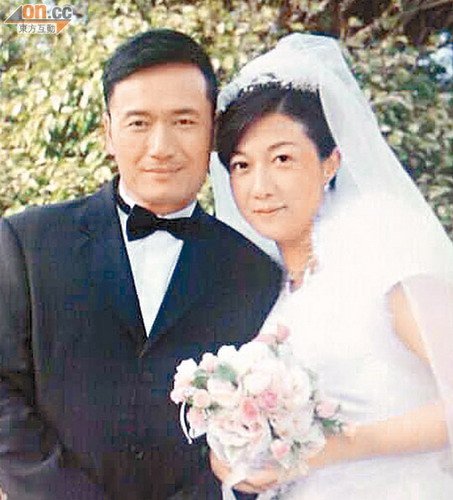吴绮莉自曝与苗侨伟为新剧《雷霆扫毒》拍婚照太胖拉不到拉链