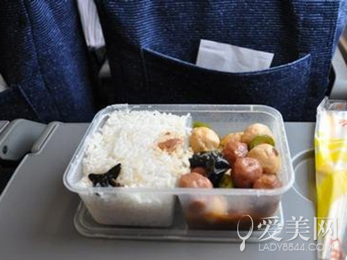 其实吧,现在祖国高铁的盒饭比小时候记忆里白色泡沫盒饭的品种丰富多