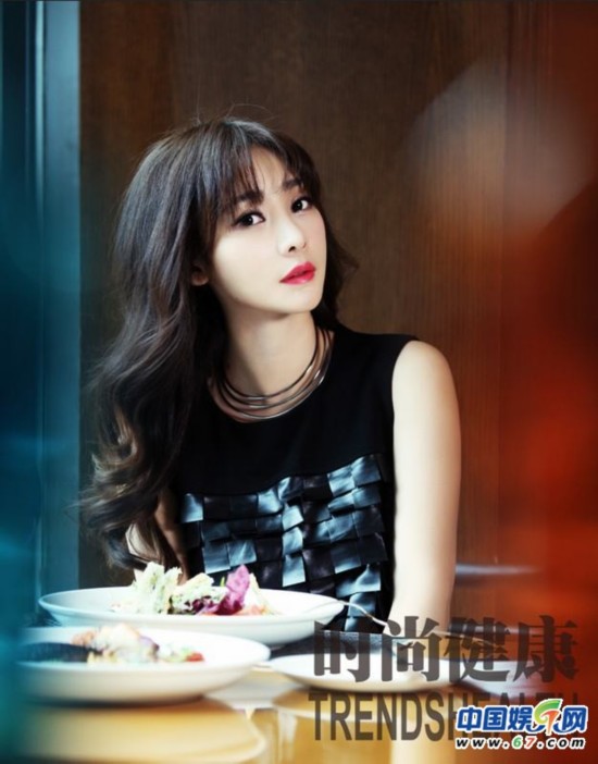 柳岩知性造型白领范十足 直言安全感要靠自己