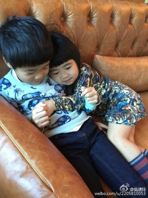 曹格家Joe嘟嘴亲吻Grace 姐姐一脸娇羞超有爱