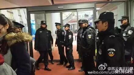 昆明航班乘客强开应急门续:机场否认机长骂人