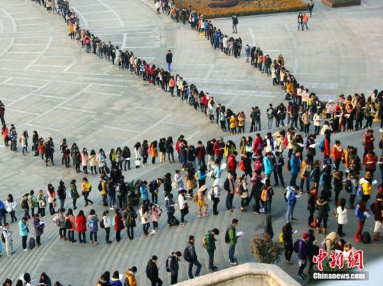 期末复习迎考 南京学子排出春运大阵