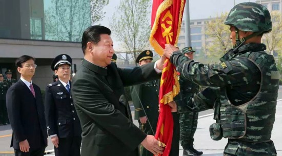 习近平视察了中国人民武装警察部队特种警察学院并为"猎鹰突击队"授旗
