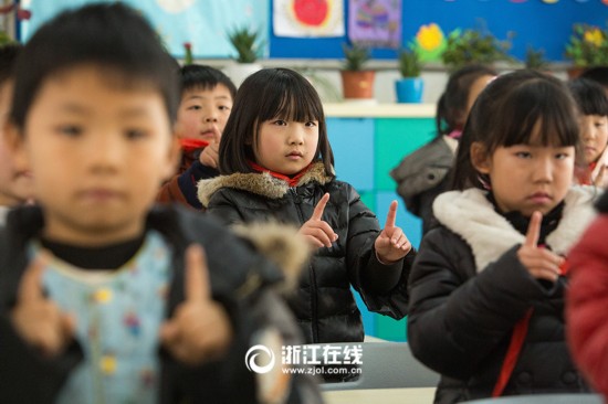杭州某小学推新眼保健操 不用闭眼来回转眼珠