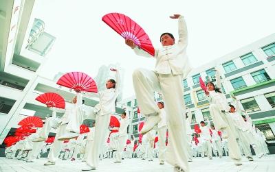 太极功夫扇舞动校园--安徽频道--人民网
