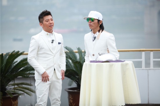 《跑男》李晨羽泉不留情面互泼! 白百合秀一字