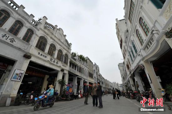图为修复后的海口骑楼老街街景。中新社发 骆云飞 摄