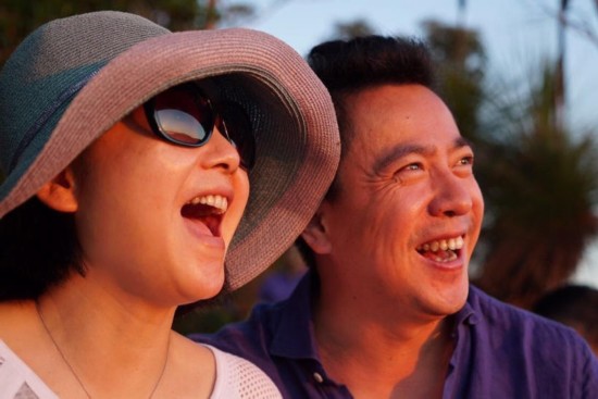 霸道总裁王中磊豪迈度假 夫妻夕阳下亲吻秀恩