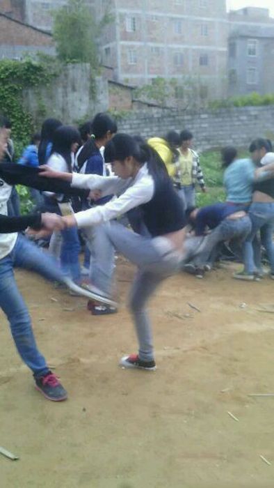 广西初中女生打架现场照片曝光 目击者:表情凶狠(图)