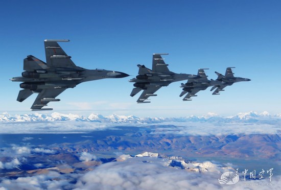 仰拍歼11重歼发射火箭弹瞬间