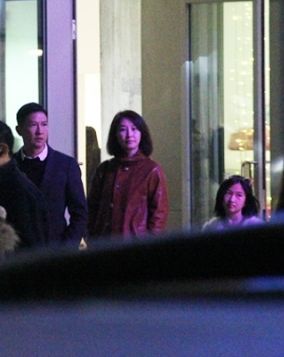 张家辉携妻女街头漫步8岁爱女似翻版父亲(图)