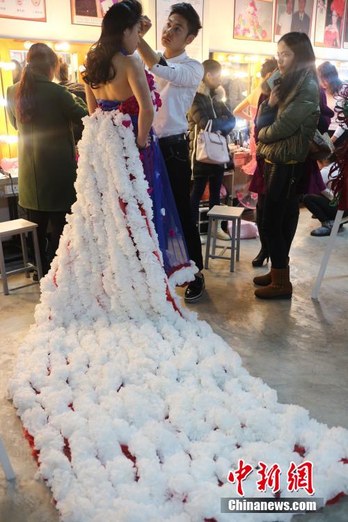 纸婚纱制作_动漫婚纱情侣头像(3)