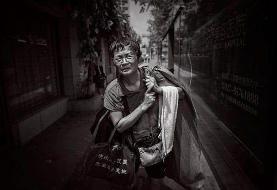 图片故事:66岁老人送快递为儿还高利贷