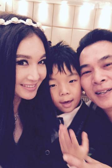 温碧霞家人齐聚共贺晚辈大婚老公养子同现身(图)
