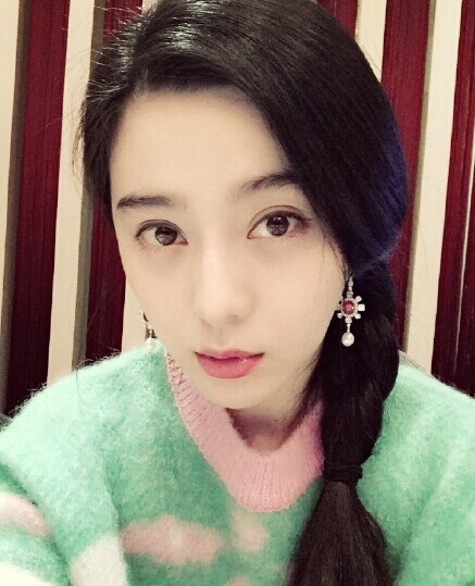 范冰冰穿绿<em>毛衣</em>绑<em>麻花辫</em> 网友:发男友合影(图)