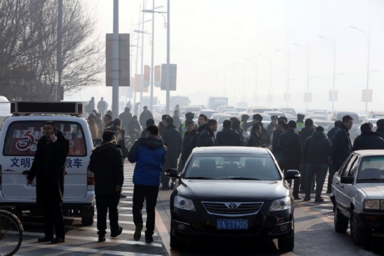 沈阳千辆出租车集体罢运 抗议滴滴快的专车(高