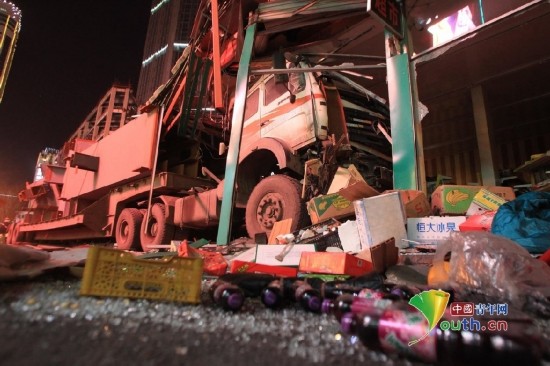 无人大挂车冲进超市 收银员被卷入车底