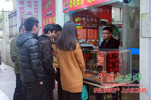 大学生创业卖炸鸡:月卖2000份 营业额过万(图