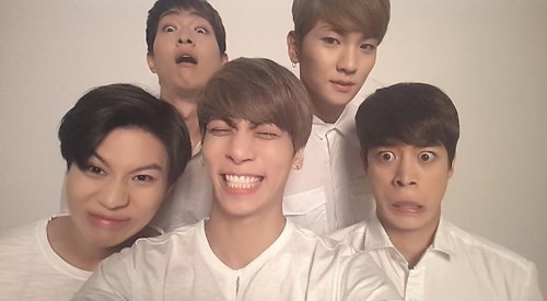 shinee公开自黑五连拍 恶搞表情不怕掉粉(图