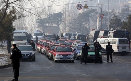 沈阳千辆出租车集体罢运 抗议滴滴快的专车(高