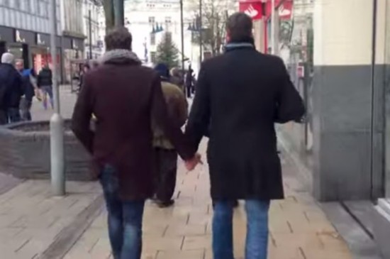 英两男主持牵手逛街测试公众对同性恋反应