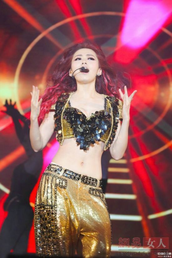 张靓颖模仿邓紫棋露脐?深扒《歌手3》造型(图