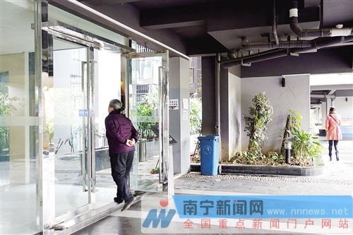 门现怪异划痕居民忧小偷踩点 民警建议升级门锁