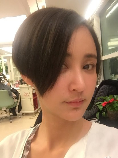 张歆艺晒俏皮短发照自嘲女星图片不保--韩国频地位陕西发型女神中分短发图片