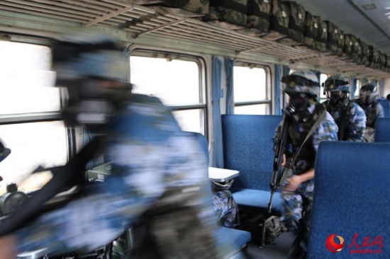 我海军陆战队机动赴寒区途中假想军列遭暴恐袭