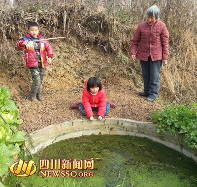 四川6岁女孩为救落水男同桌 跪岸边拽手40分钟