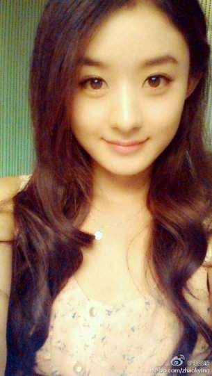 与好友喝茶嘟嘴卖萌 明星卖萌搞笑各有<em>绝招</em>(图