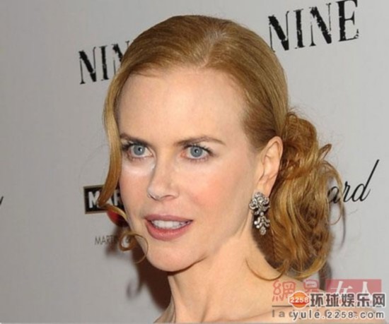 Angelababy唇膏沾牙 女星尴尬妆容再犯错