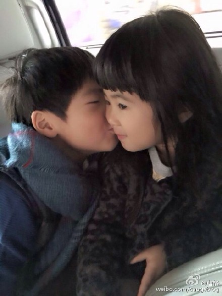 曹格儿子将考试 亲吻姐姐脸颊画面温馨