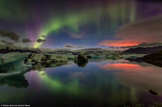 冰岛火山喷发 火光与北极光交相辉映