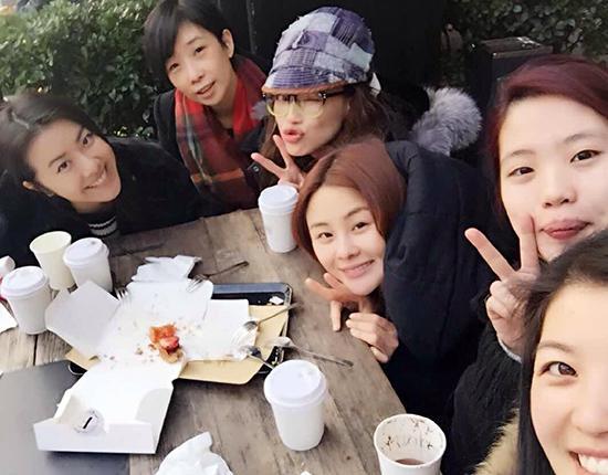 舒淇素颜与好友喝茶嘟嘴卖萌 明星卖萌搞笑各有绝招(图)