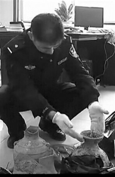 盗墓贼没来得及运走的陶罐