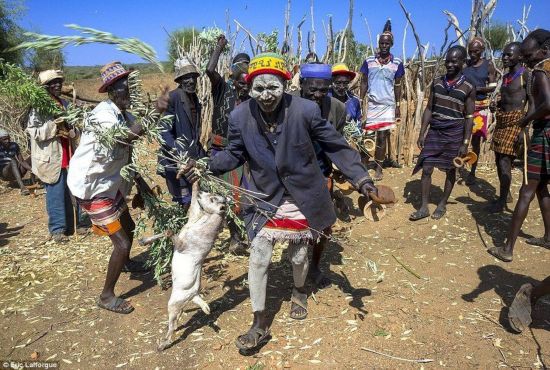 非洲妇女生下15个孩子全被扔掉喂鳄鱼(组图)